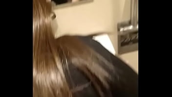 Грудастая детка мастурбирует приятелю сидя в большой ванной